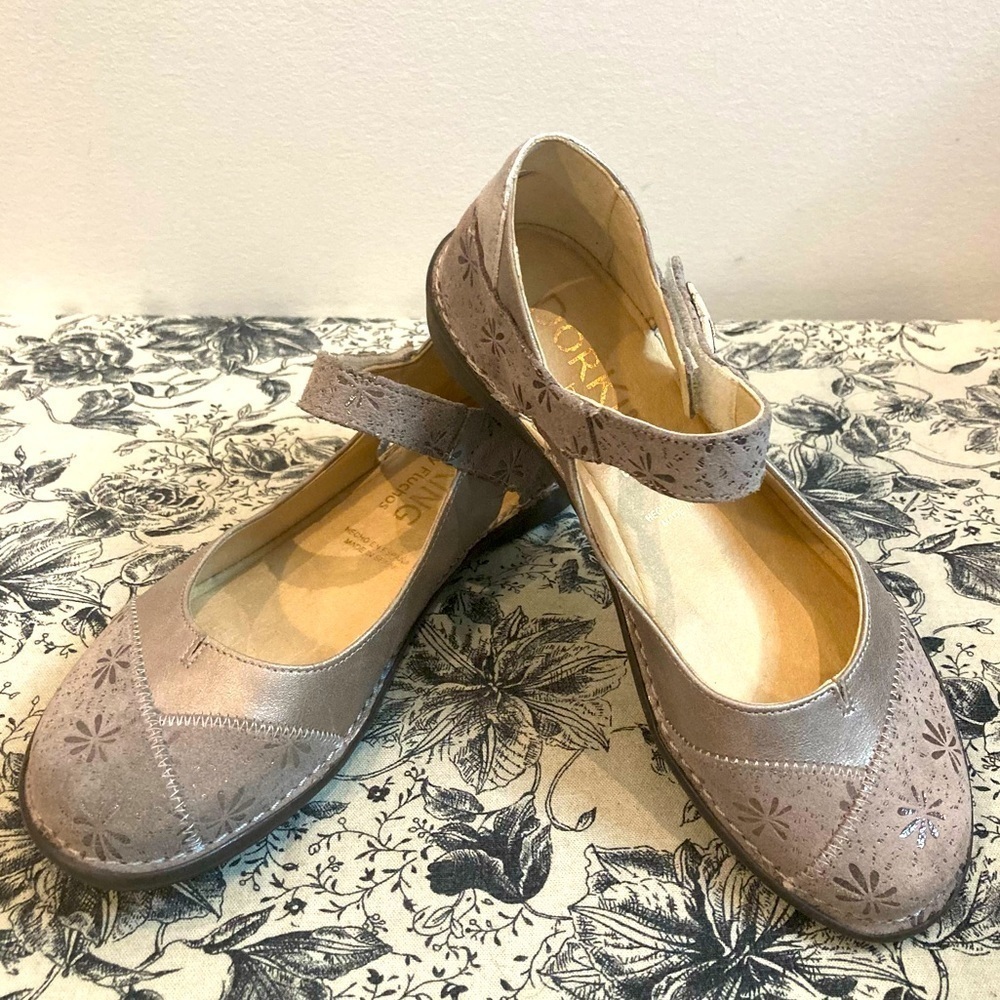 DORKING BY FLUCHOS  Sz 6 Suede Laser Flower Cut Out Velcro Mary Jane Sandals